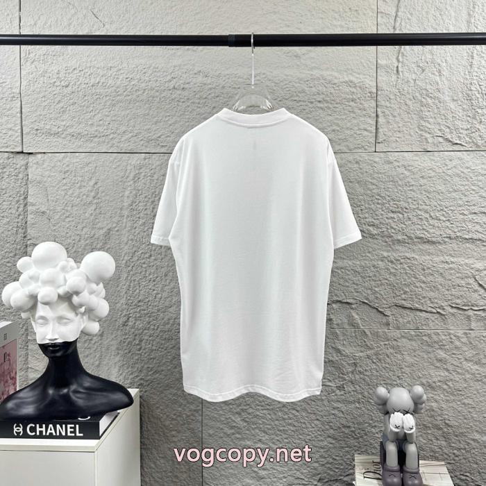 ブランド コピー 安心人気掲載 上品な彩りに夢中 2026夏到来新作半袖TシャツFENDI_0_0