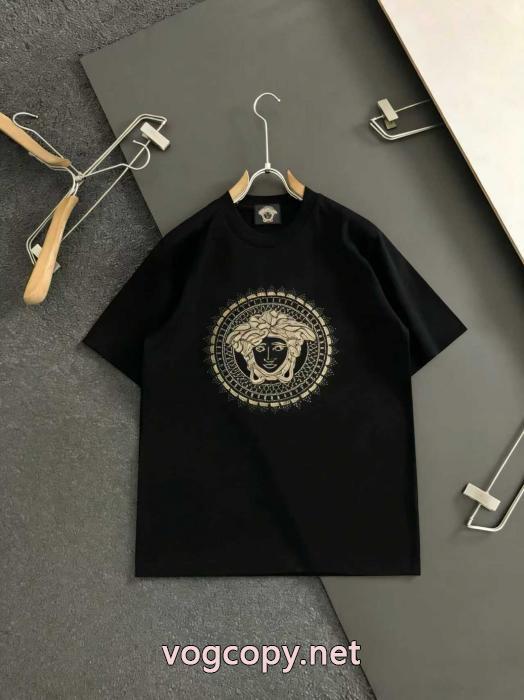 半袖Tシャツリッチな印象に 新価格で登場 プレゼントにもVERSACE偽物 通販 サイト_0_4