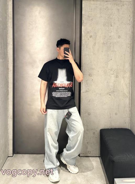 BALENCIAGAスーパーコピー2026人気雑誌掲載 お洒落が人気新品 秀作モデル半袖Tシャツ_0_3
