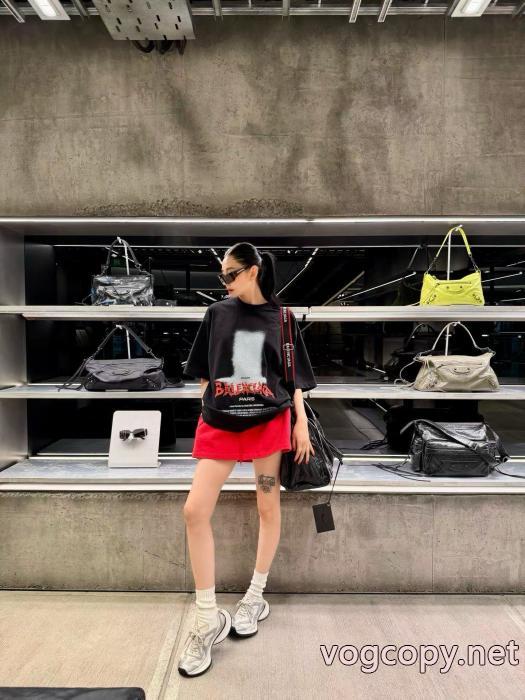 BALENCIAGAスーパーコピー2026人気雑誌掲載 お洒落が人気新品 秀作モデル半袖Tシャツ_0_4