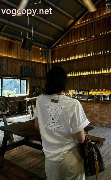 激安 ブランド半袖TシャツLOUIS VUITTON着心地抜群 天然着色 2026人気新作_2_0