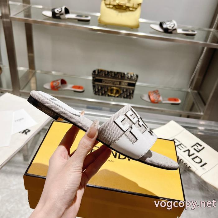 FENDI偽 ブランド 購入最安価格新品 派手すぎず ファッションに役立つスリッパ._0_4
