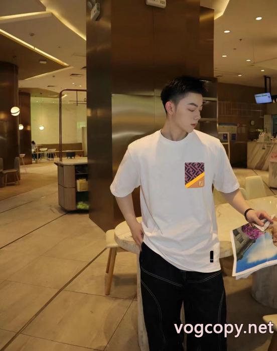 フェンディスーパー コピー半袖TシャツHOT セール 激安 最新の品 切り売り販売_0_1