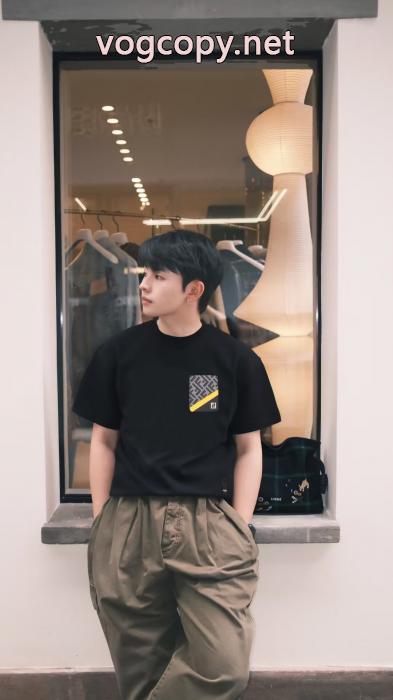 フェンディスーパー コピー半袖TシャツHOT セール 激安 最新の品 切り売り販売_0_2