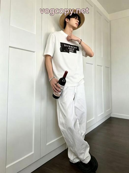2026年人気の最新作 早速配信 オシャレスタイルが今年流半袖Tシャツブランド コピー 品GIVENCHY_0_0