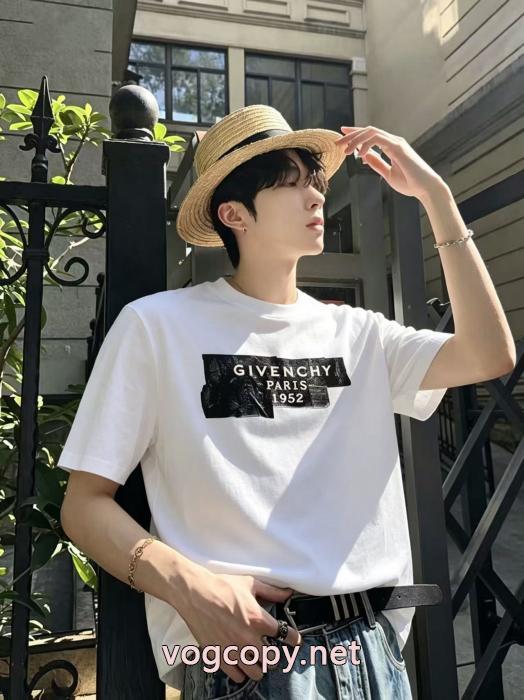 2026年人気の最新作 早速配信 オシャレスタイルが今年流半袖Tシャツブランド コピー 品GIVENCHY_0_1