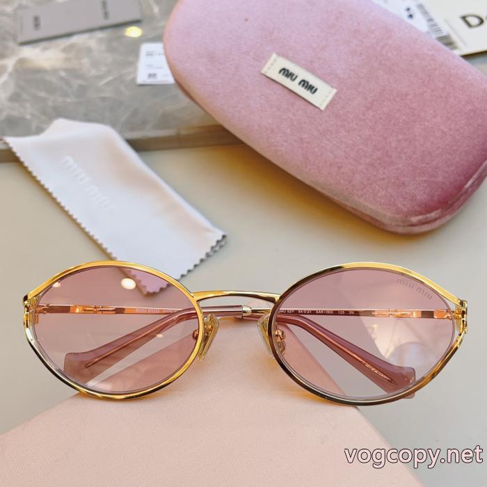 サングラスブランド コピー 販売MIUMIUスタイリッシュな印象 ホントは安い人気新作 上品で優しい雰囲気に._0_5