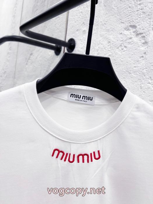 大人で素敵 2026トレンド セレブ愛用MIUMIU半袖Tシャツ偽 ブランド 販売_0_0
