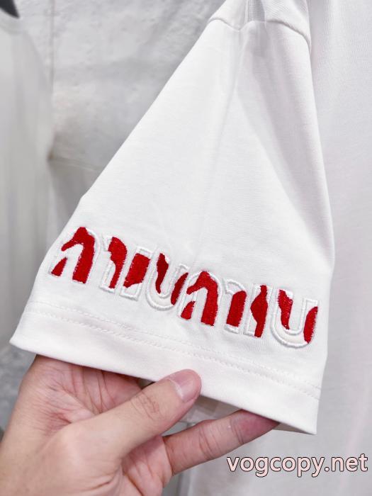 大人で素敵 2026トレンド セレブ愛用MIUMIU半袖Tシャツ偽 ブランド 販売_0_1