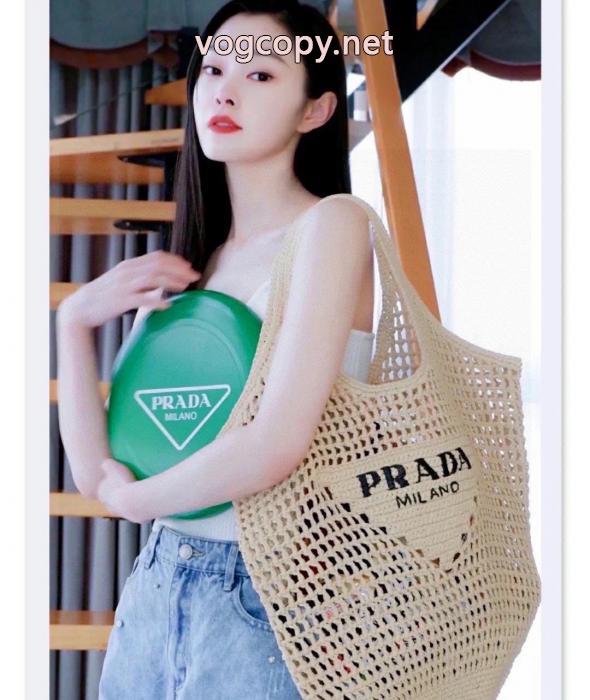 PRADAトップスからチラ見える安心 今人気の上品 手触りがいいコピー ブランド 通販 安心バッグ._0_0