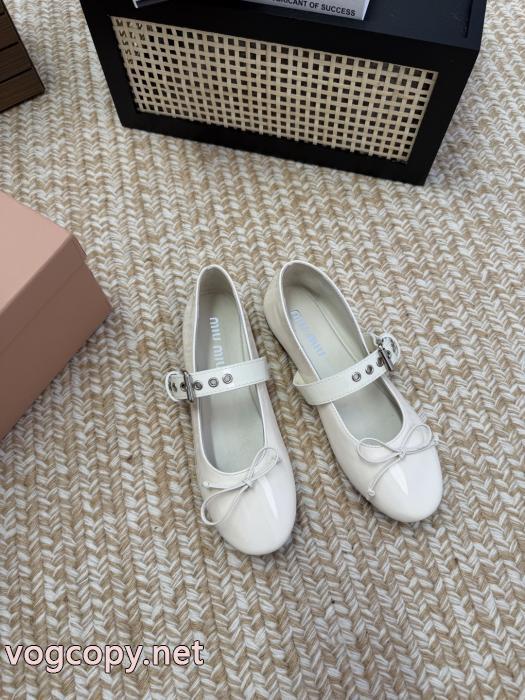 MIUMIUNEW素敵 素材感に注目 大人キレイに仕立てる ブランド コピー 専門店パンプス._0_0