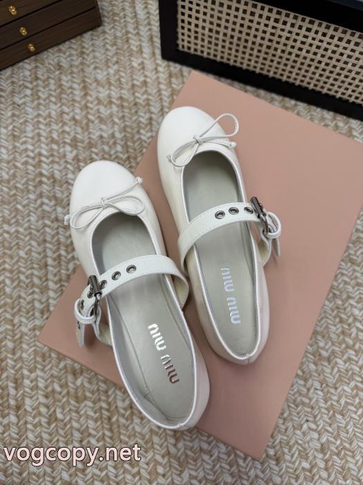 MIUMIUNEW素敵 素材感に注目 大人キレイに仕立てる ブランド コピー 専門店パンプス._0_5