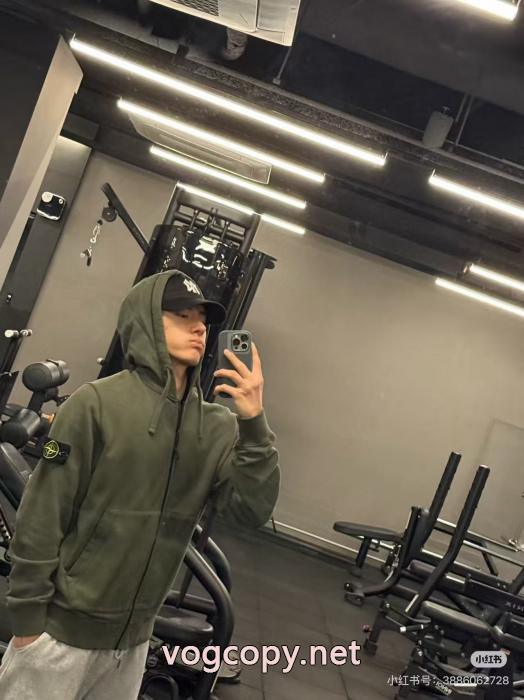 偽 ブランドパーカーSTONE ISLAND抜け感のあるスタイルが完成 売れ筋モデル 新作追加_0_1