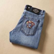 ヴェルサーチ飽きもこないデザイン  VERSACE 今季の主力おすすめ ジーンズ...