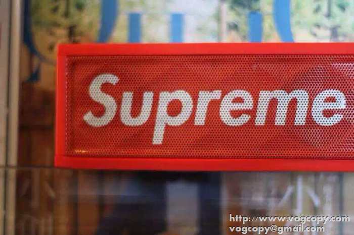 美品 2015 SUPREME シュプリーム 便利性あるブルートゥーススピーカー