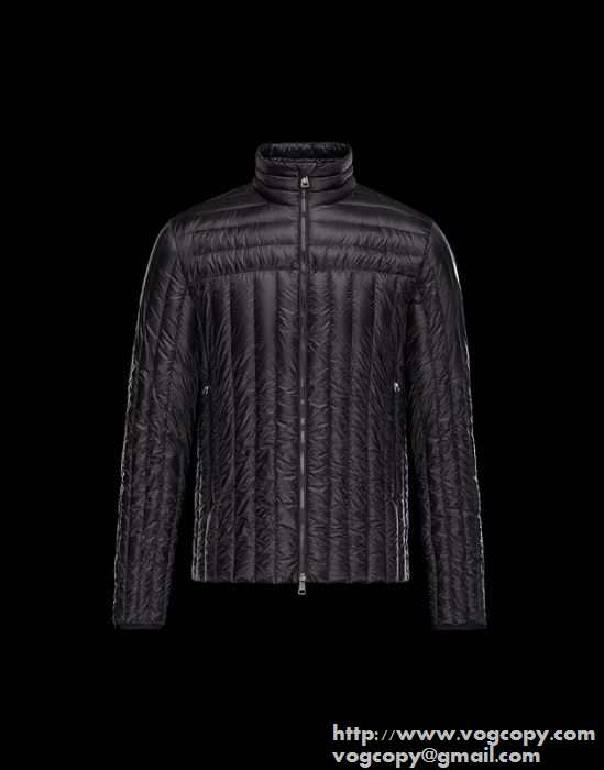 保温性のある 2015秋冬 MONCLER モンクレール デザインも魅力のダウンジャケット