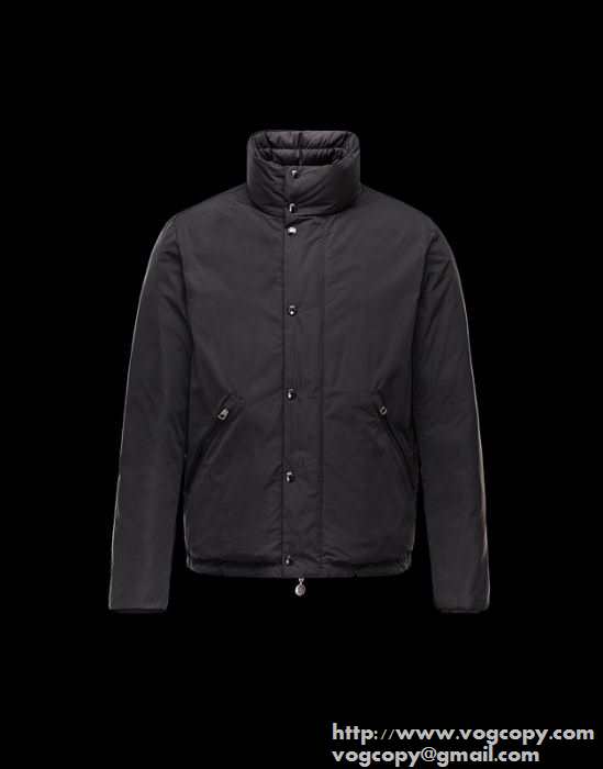 フィット感抜群の 2015秋冬 MONCLER モンクレール　定番のダウンジャケット