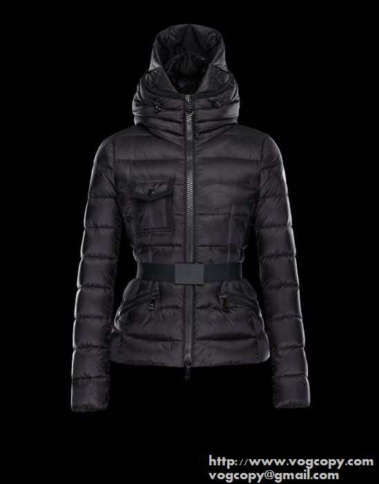 高級感ある　秋冬 moncler モンクレール 満点　光沢感がありアクセント抜群のダウンジャケット