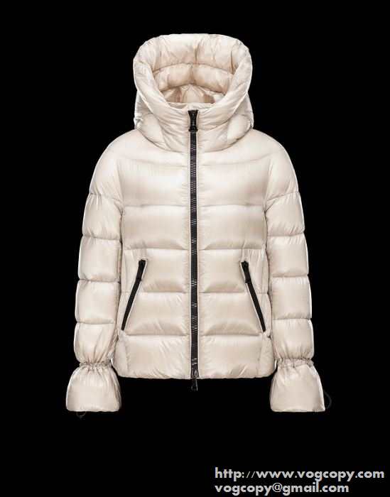 上品な雰囲気漂い　 2015秋冬 MONCLER モンクレール 格安　ダウンジャケット