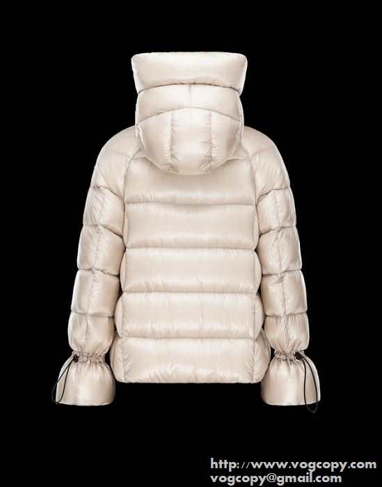 上品な雰囲気漂い　 2015秋冬 MONCLER モンクレール 格安　ダウンジャケット