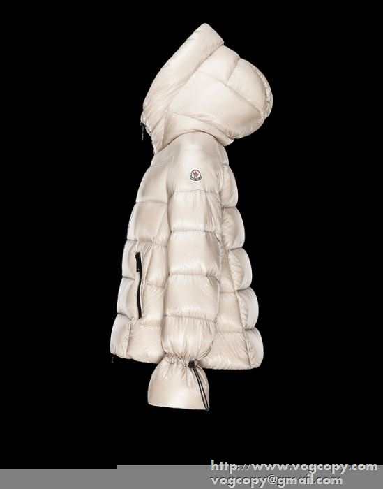 上品な雰囲気漂い　 2015秋冬 MONCLER モンクレール 格安　ダウンジャケット