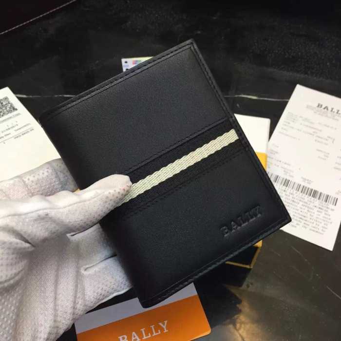 シンプルフォルムに　 人気激売れ bally バリー　収納数が多く 財布