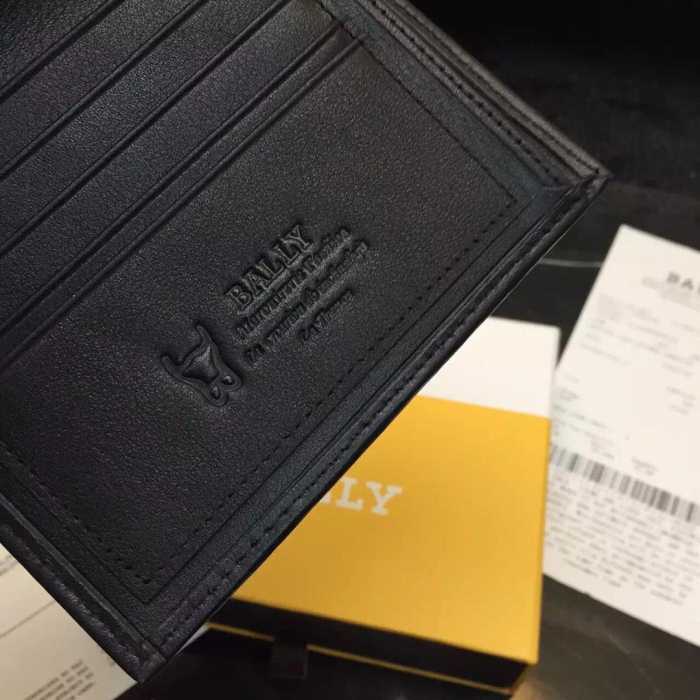 シンプルフォルムに　 人気激売れ bally バリー　収納数が多く 財布