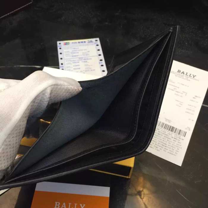 シンプルフォルムに　 人気激売れ bally バリー　収納数が多く 財布