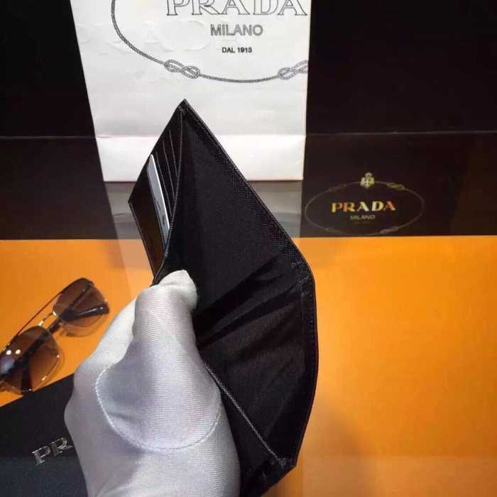 気品に溢れた　秋冬 prada プラダ 最高級の革を使用した　財布 2色可選