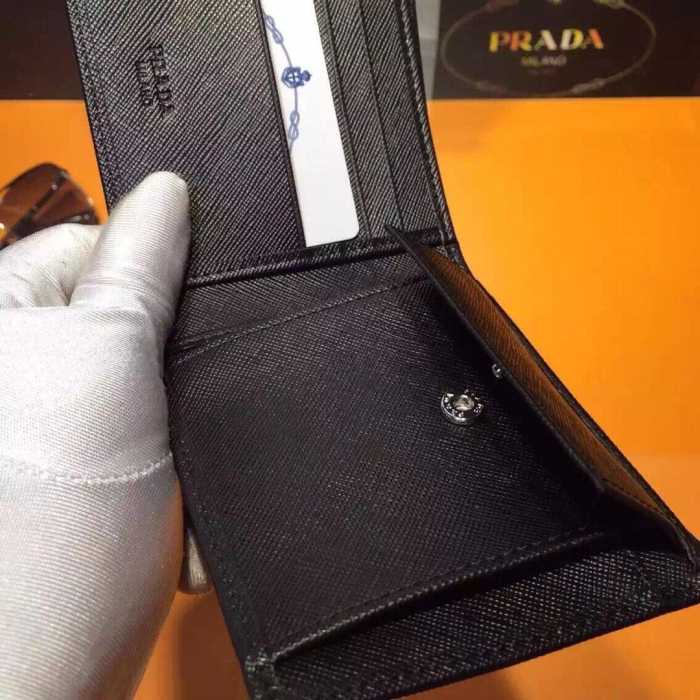 気品に溢れた　秋冬 prada プラダ 最高級の革を使用した　財布 2色可選