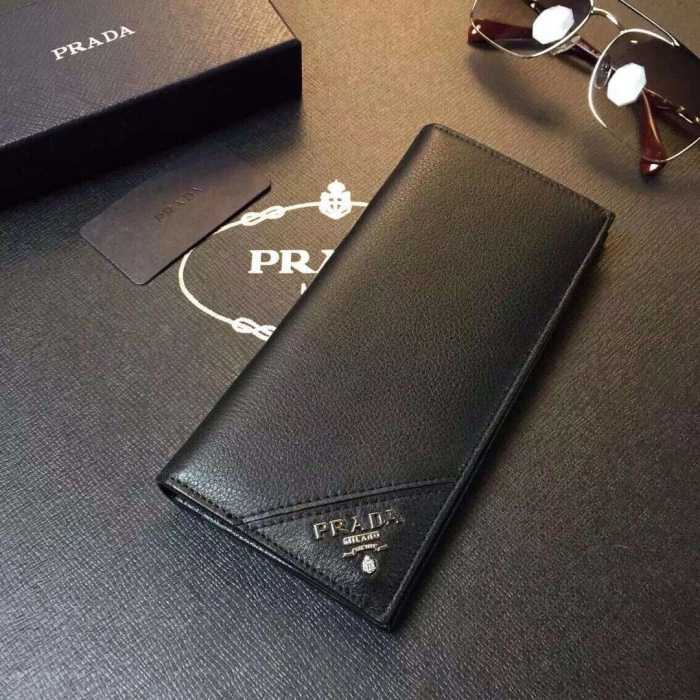 高級感のあるデザイン　秋冬 prada プラダ　収納できる 二つ折り財布