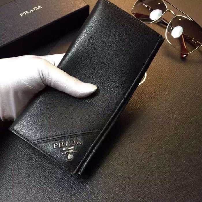 高級感のあるデザイン　秋冬 prada プラダ　収納できる 二つ折り財布
