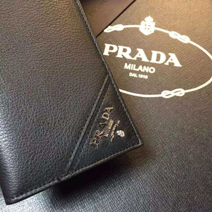 高級感のあるデザイン　秋冬 prada プラダ　収納できる 二つ折り財布