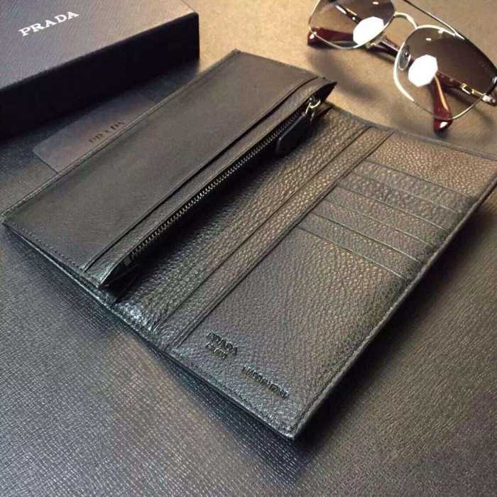 高級感のあるデザイン　秋冬 prada プラダ　収納できる 二つ折り財布