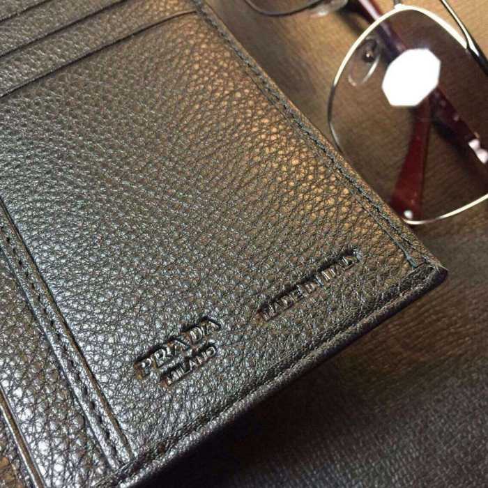 高級感のあるデザイン　秋冬 prada プラダ　収納できる 二つ折り財布