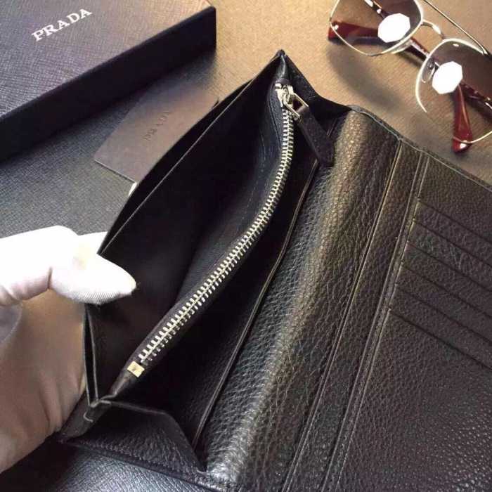 高級感のあるデザイン　秋冬 prada プラダ　収納できる 二つ折り財布