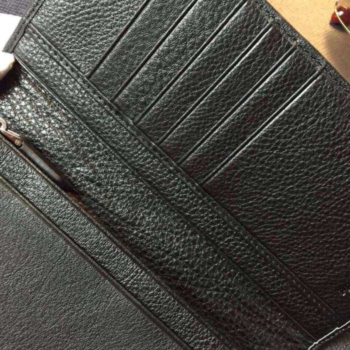 高級感のあるデザイン　秋冬 prada プラダ　収納できる 二つ折り財布