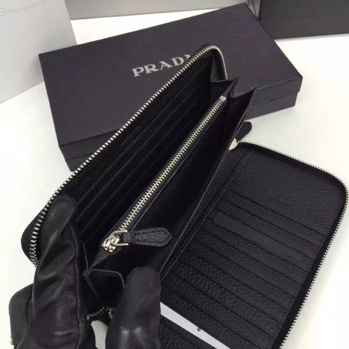 目立ち　秋冬 prada プラダ 使い勝手も最高　ビジネスケース 2色可選