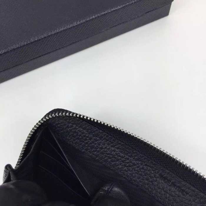 目立ち　秋冬 prada プラダ 使い勝手も最高　ビジネスケース 2色可選