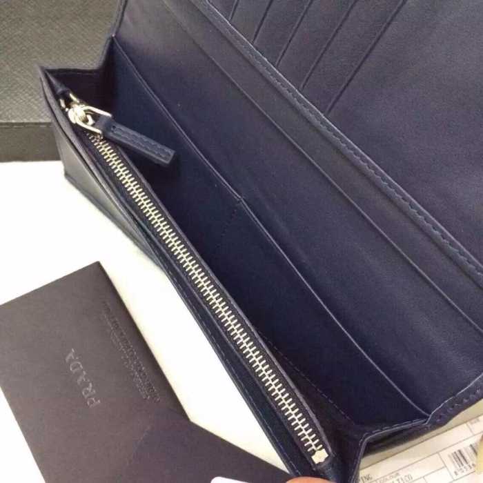 独特な高級感 秋冬 prada プラダ 二つ折り財布 高級感たっぷりなデザイン2色可選