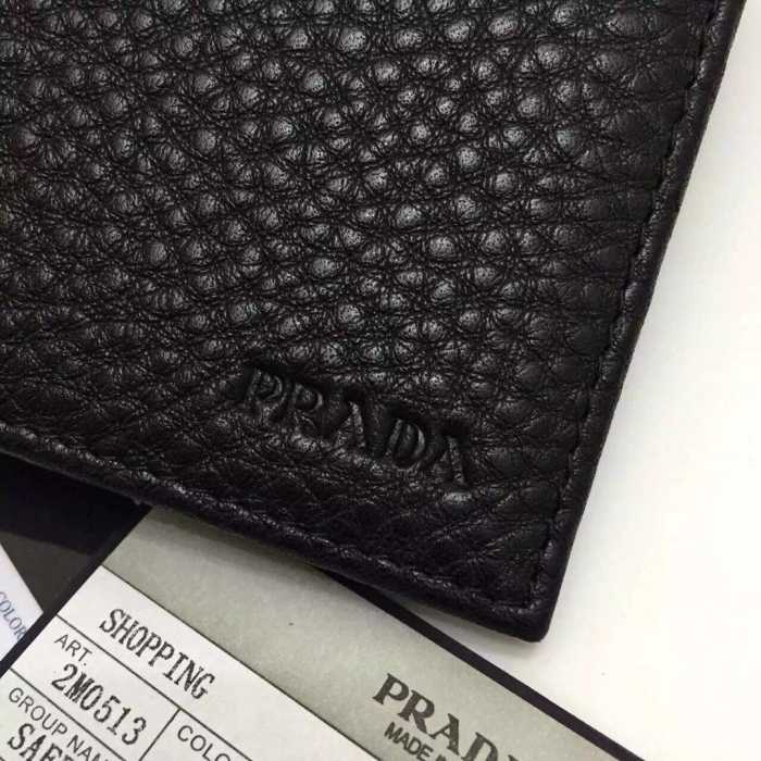 収納力抜群のアイテム 秋冬 prada プラダ 上質な 短財布