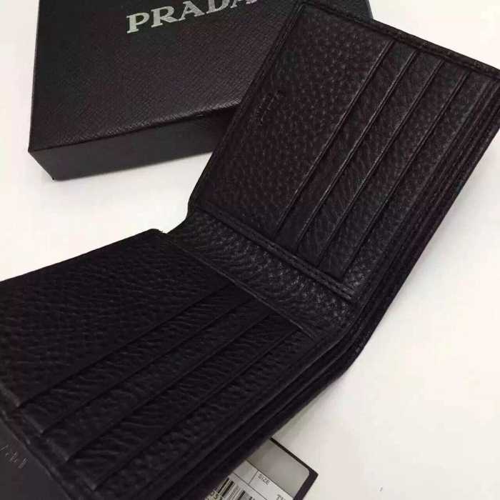 収納力抜群のアイテム 秋冬 prada プラダ 上質な 短財布