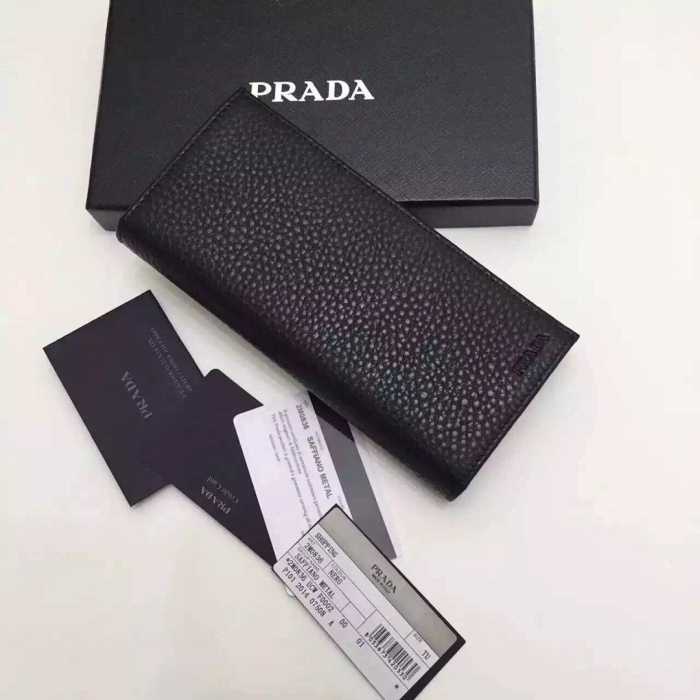 カジュアル感　秋冬 prada プラダ 機能性も抜群　二つ折り財布
