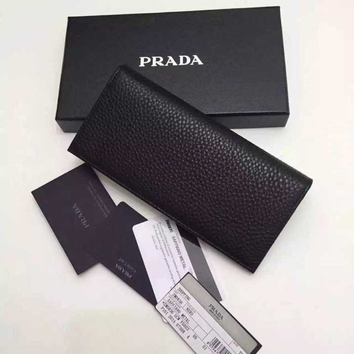 カジュアル感　秋冬 prada プラダ 機能性も抜群　二つ折り財布
