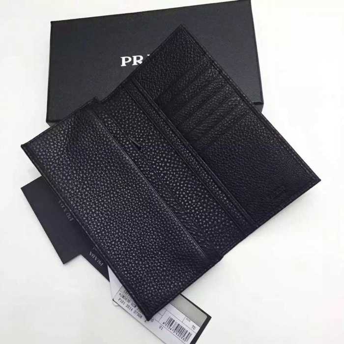 カジュアル感　秋冬 prada プラダ 機能性も抜群　二つ折り財布