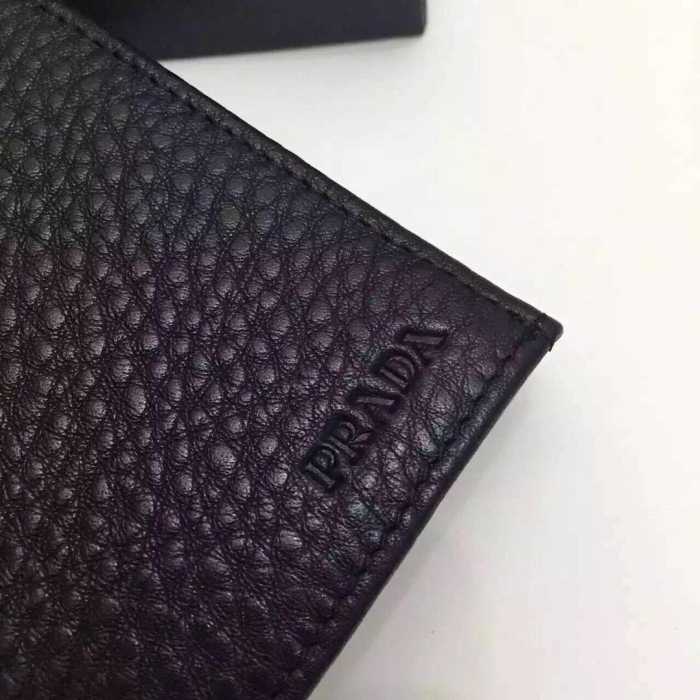 カジュアル感　秋冬 prada プラダ 機能性も抜群　二つ折り財布