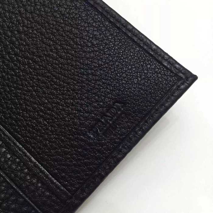 カジュアル感　秋冬 prada プラダ 機能性も抜群　二つ折り財布