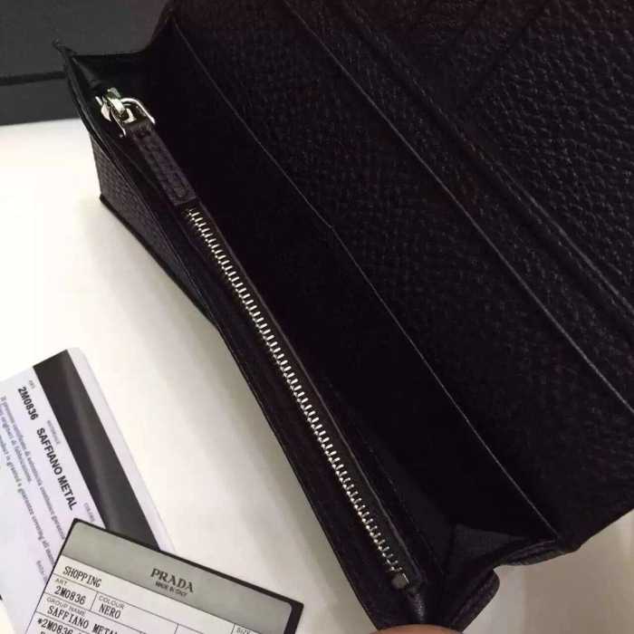 カジュアル感　秋冬 prada プラダ 機能性も抜群　二つ折り財布
