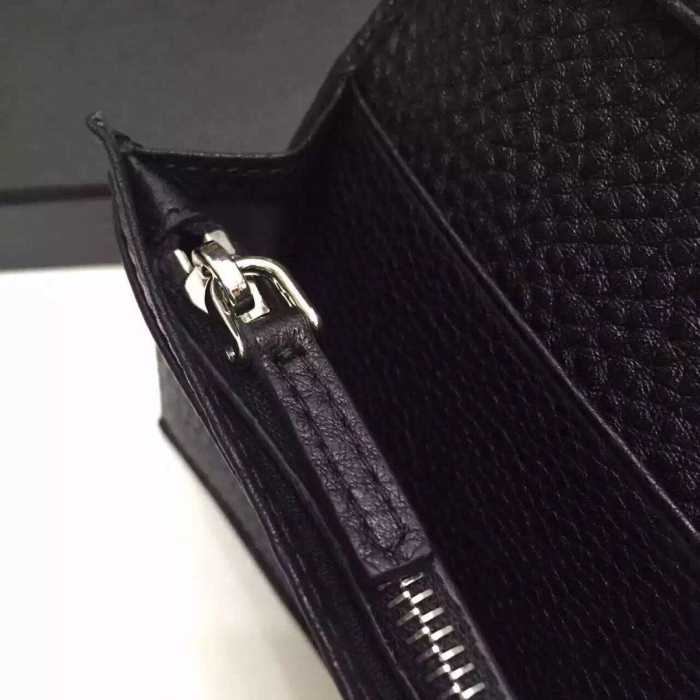 カジュアル感　秋冬 prada プラダ 機能性も抜群　二つ折り財布