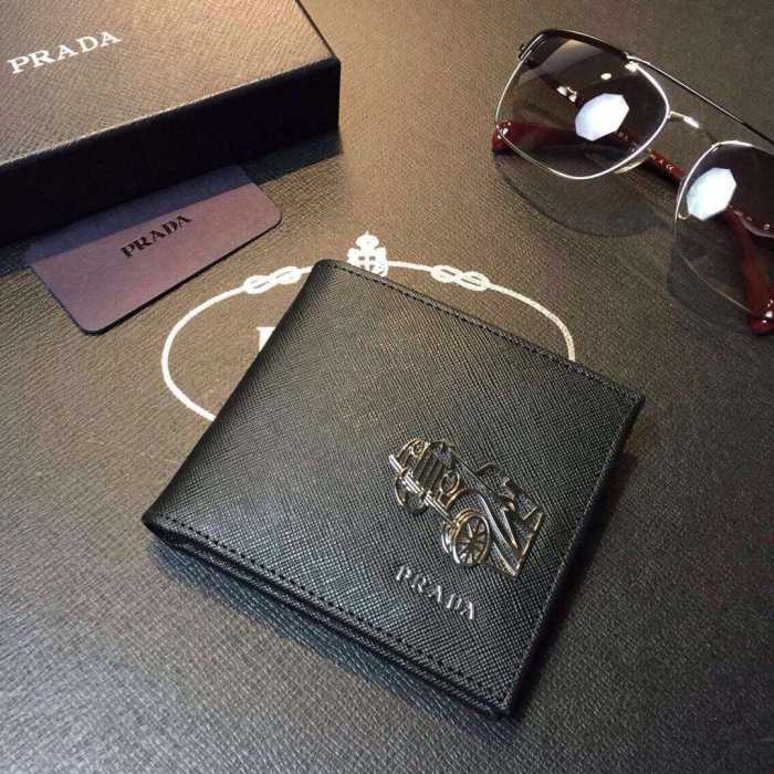 実用性が備わった 秋冬 prada プラダ 抜群の収納力　短財布